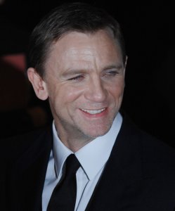 Daniel_Craig_cuts_finger_on_Bond_set.jpg