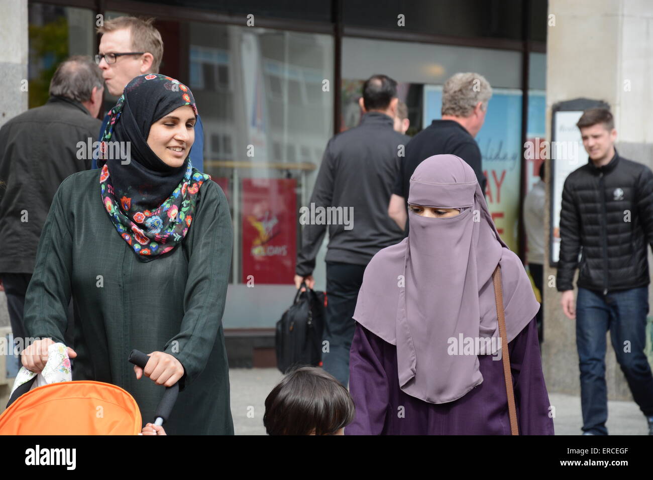 muslim-women-veiled-hijab-nottingham-england-ERCEGF.jpg